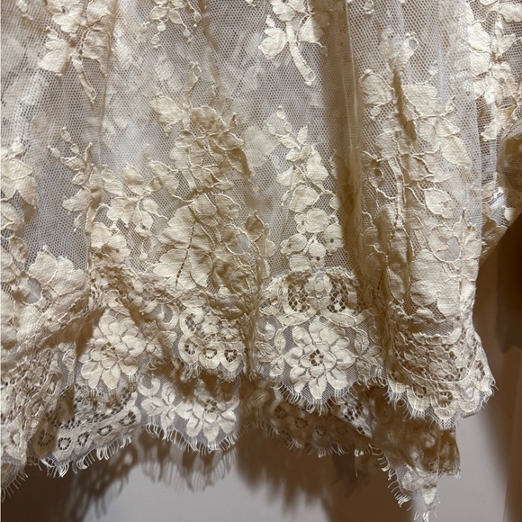 Elegant Cream Lace Blouse with Bow - Picture 3 of 5